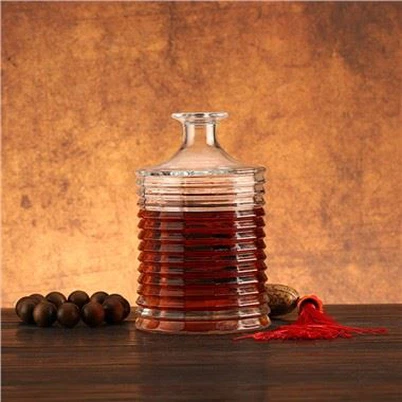 Otmjene staklene boce alkoholnih pića